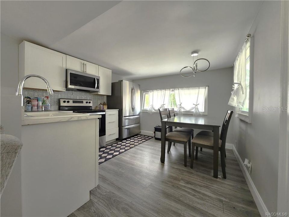 На продажу: $475,000 (1.83 acres)