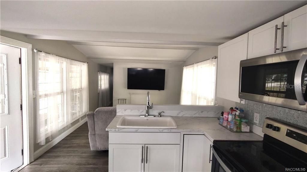 На продажу: $475,000 (1.83 acres)