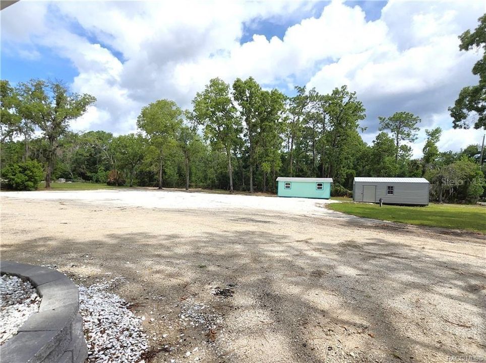 На продажу: $475,000 (1.83 acres)