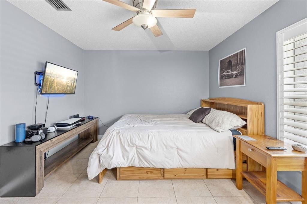 For Sale: $389,900 (3 beds, 3 baths, 1568 Square Feet)