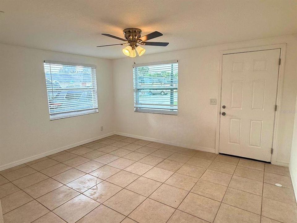 For Rent: $1,250 (2 beds, 1 baths, 722 Square Feet)