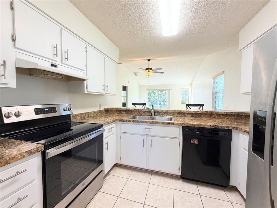 For Sale: $219,000 (2 beds, 2 baths, 1044 Square Feet)
