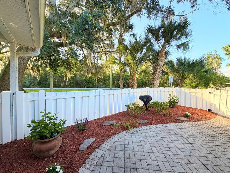 For Sale: $219,000 (2 beds, 2 baths, 1044 Square Feet)