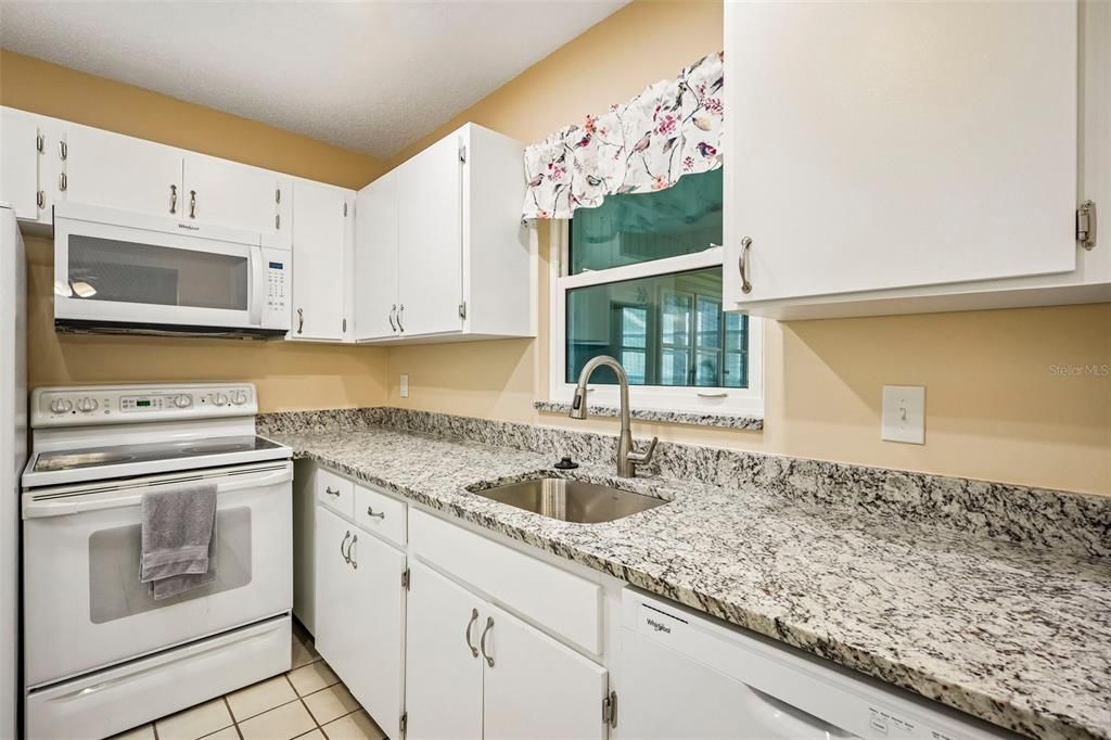 For Sale: $129,000 (2 beds, 2 baths, 984 Square Feet)