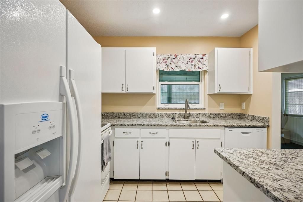 For Sale: $129,000 (2 beds, 2 baths, 984 Square Feet)