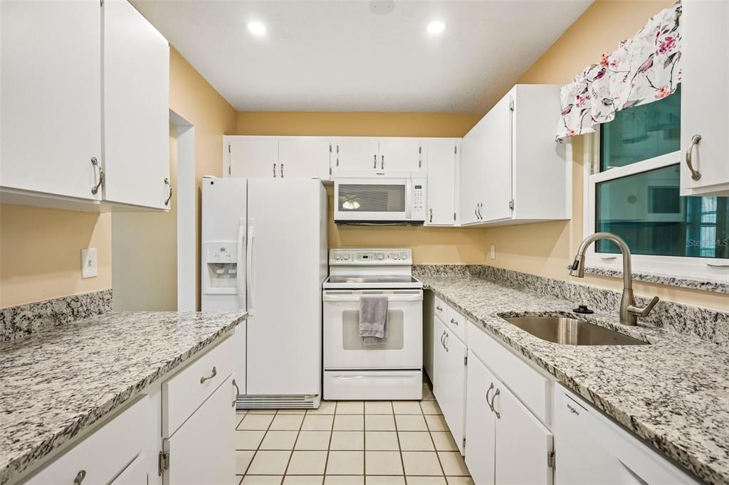For Sale: $129,000 (2 beds, 2 baths, 984 Square Feet)