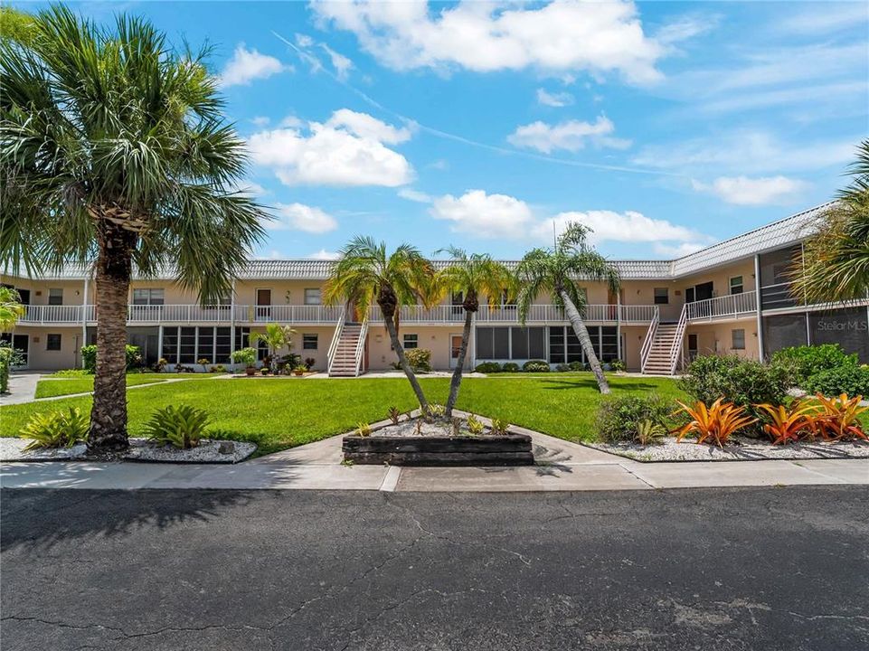 For Sale: $215,000 (3 beds, 2 baths, 1054 Square Feet)