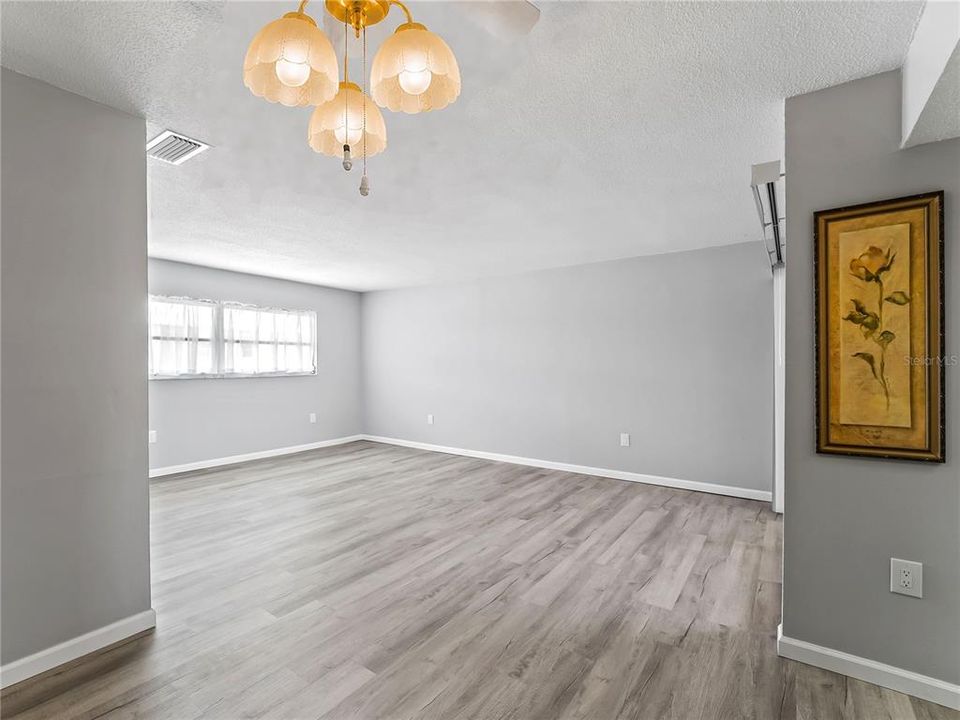 For Sale: $215,000 (3 beds, 2 baths, 1054 Square Feet)