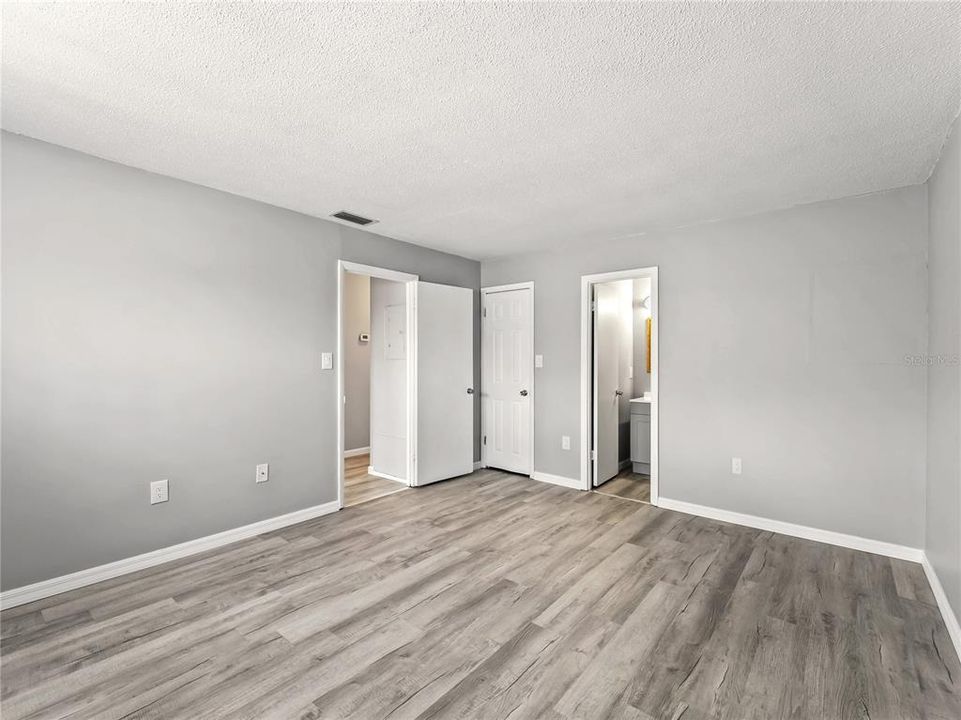 For Sale: $215,000 (3 beds, 2 baths, 1054 Square Feet)