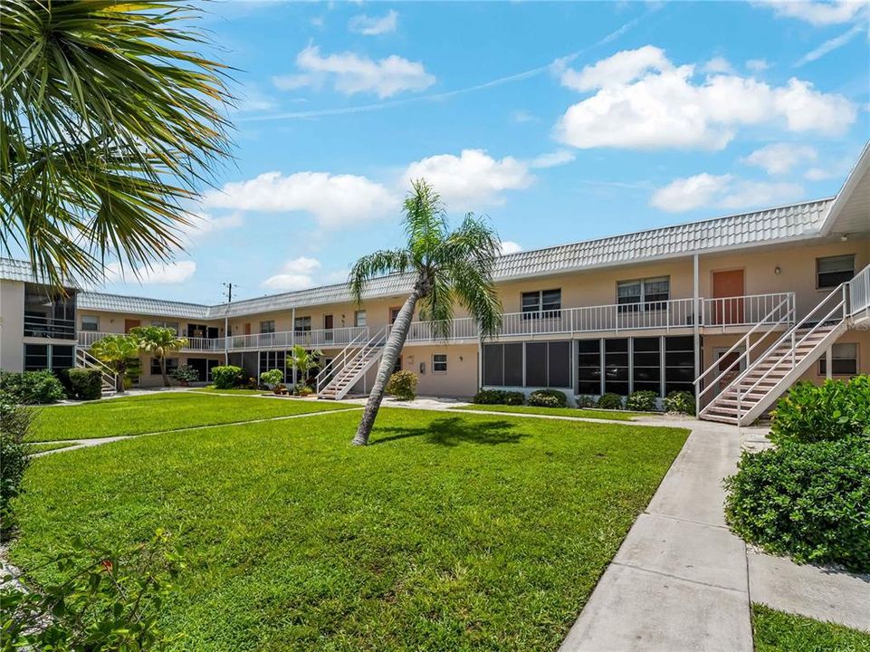 For Sale: $215,000 (3 beds, 2 baths, 1054 Square Feet)