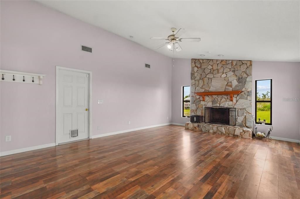 For Rent: $3,500 (4 beds, 2 baths, 2516 Square Feet)