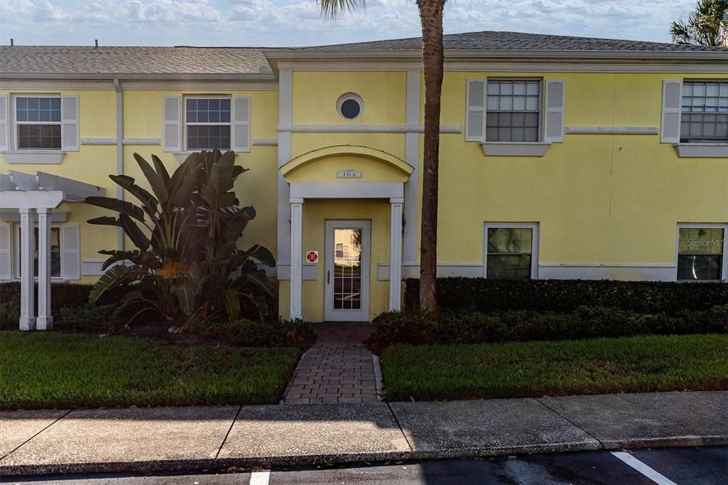 For Rent: $2,300 (2 beds, 1 baths, 825 Square Feet)
