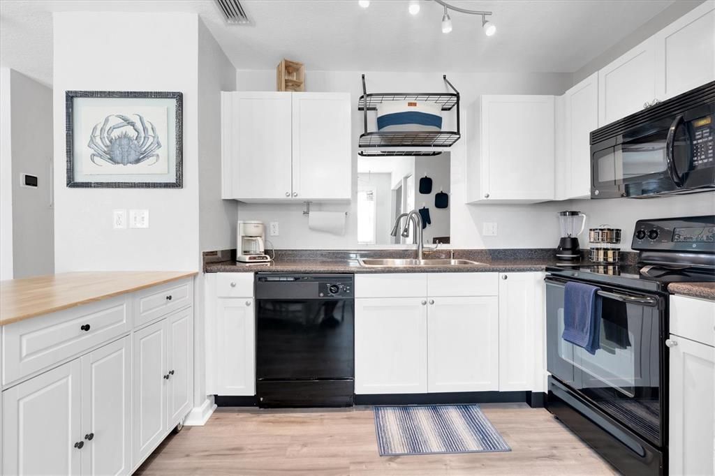 For Rent: $2,300 (2 beds, 1 baths, 825 Square Feet)
