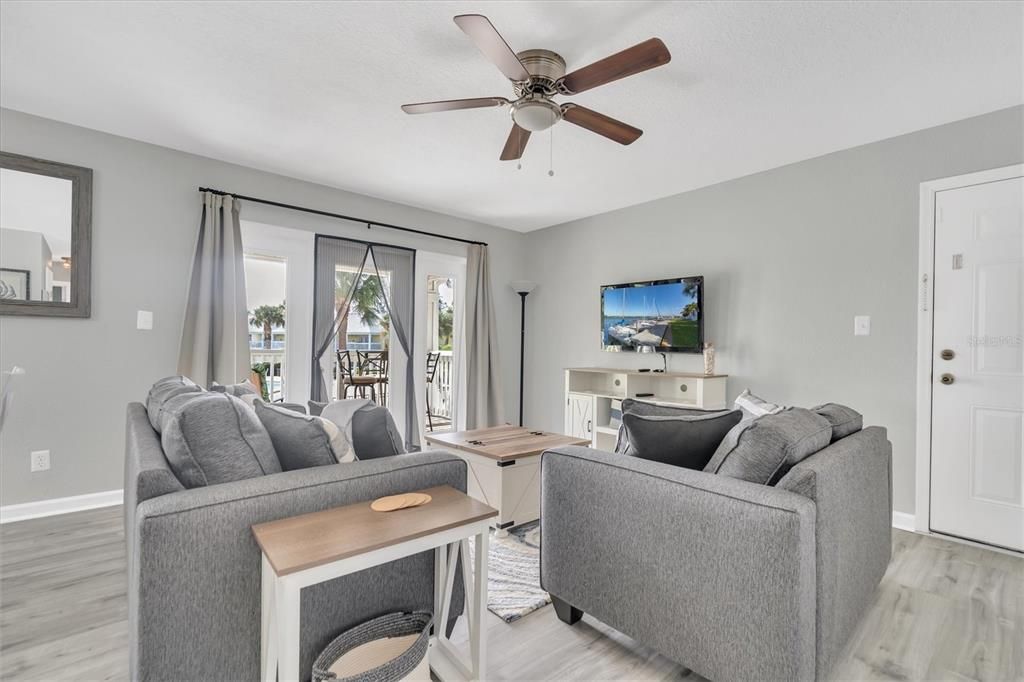 For Rent: $2,300 (2 beds, 1 baths, 825 Square Feet)