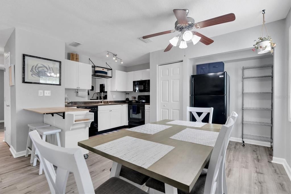 For Rent: $2,300 (2 beds, 1 baths, 825 Square Feet)
