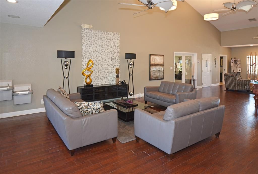 For Rent: $2,300 (2 beds, 1 baths, 825 Square Feet)