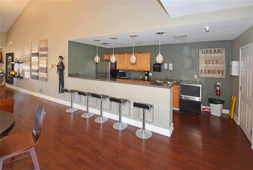 For Rent: $2,300 (2 beds, 1 baths, 825 Square Feet)