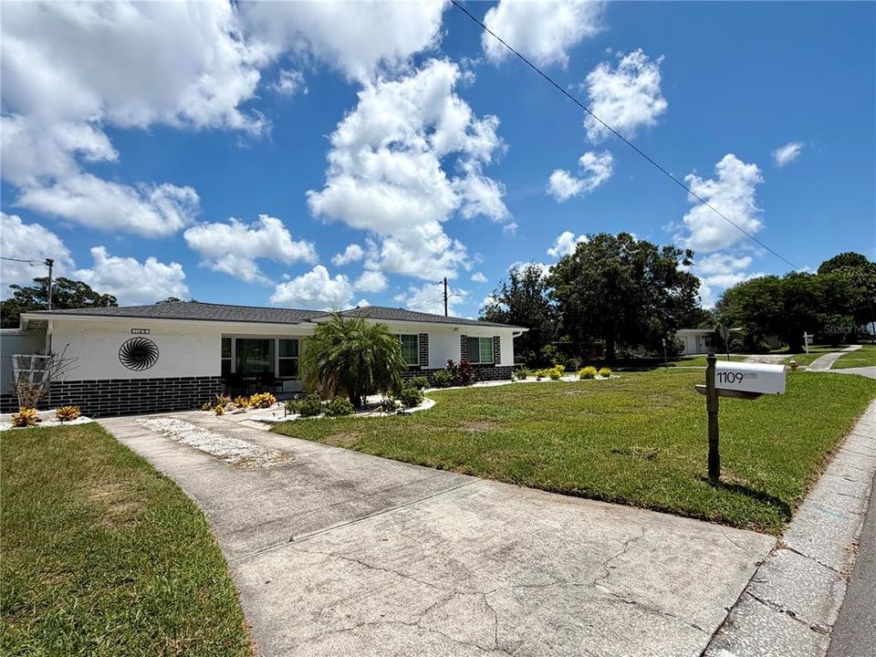 For Rent: $2,200 (2 beds, 2 baths, 1417 Square Feet)