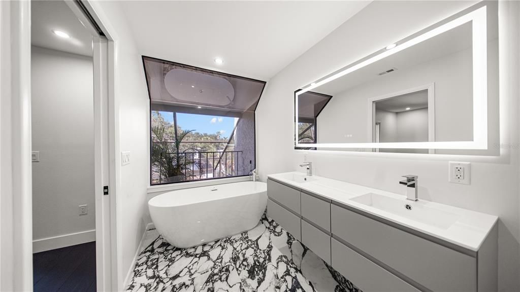 En Venta: $1,099,000 (2 camas, 2 baños, 2156 Pies cuadrados)