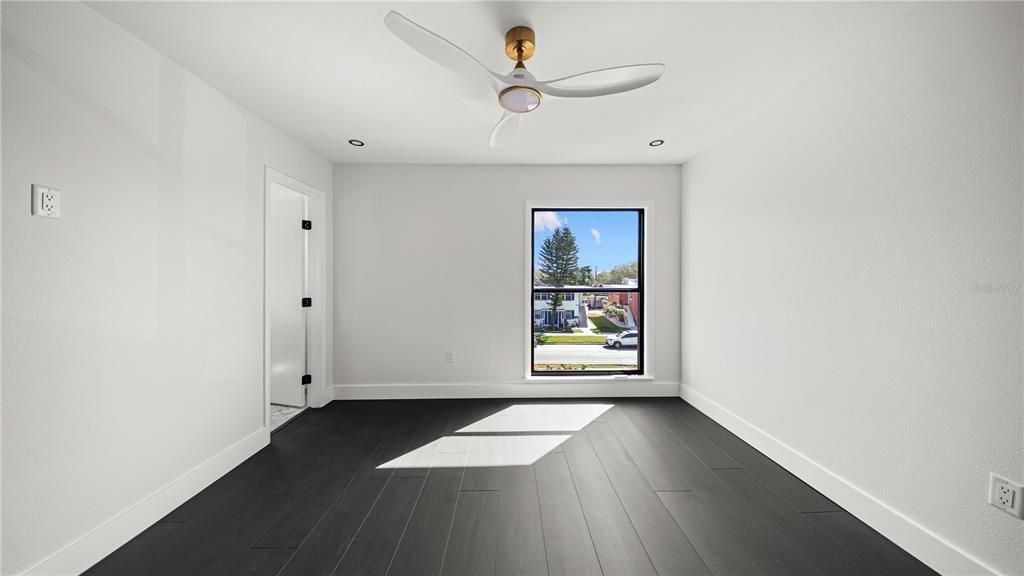 En Venta: $1,099,000 (2 camas, 2 baños, 2156 Pies cuadrados)