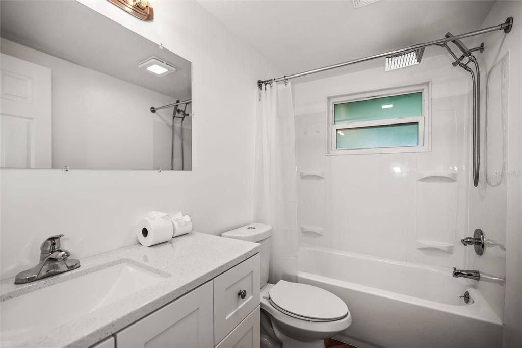 На продажу: $249,900 (2 спален, 2 ванн, 1330 Квадратных фут)