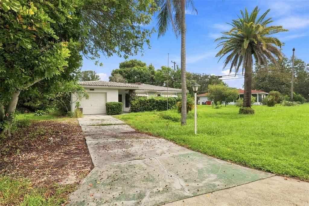 For Sale: $318,000 (2 beds, 2 baths, 926 Square Feet)
