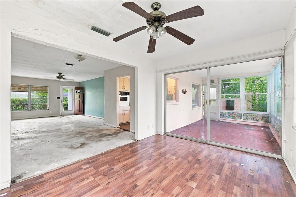 For Sale: $318,000 (2 beds, 2 baths, 926 Square Feet)