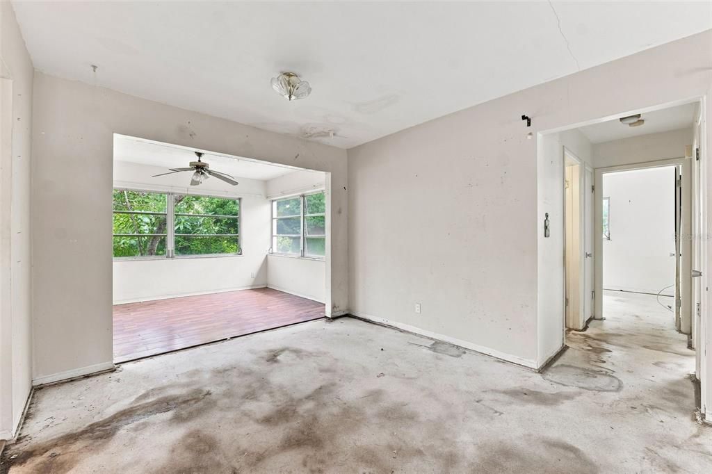 For Sale: $318,000 (2 beds, 2 baths, 926 Square Feet)