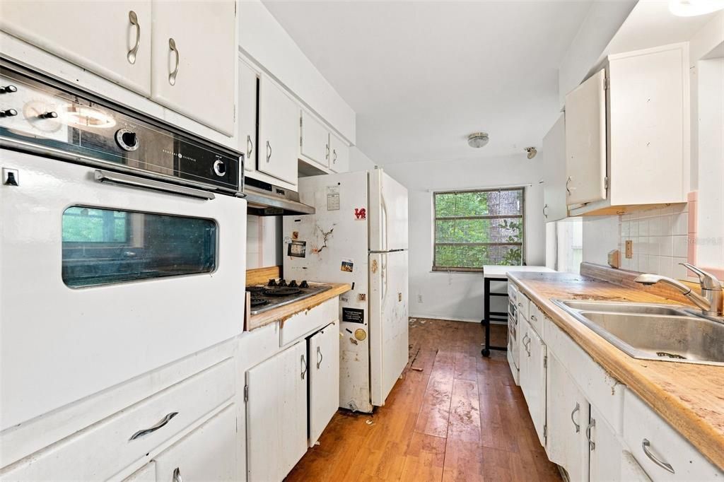 For Sale: $318,000 (2 beds, 2 baths, 926 Square Feet)