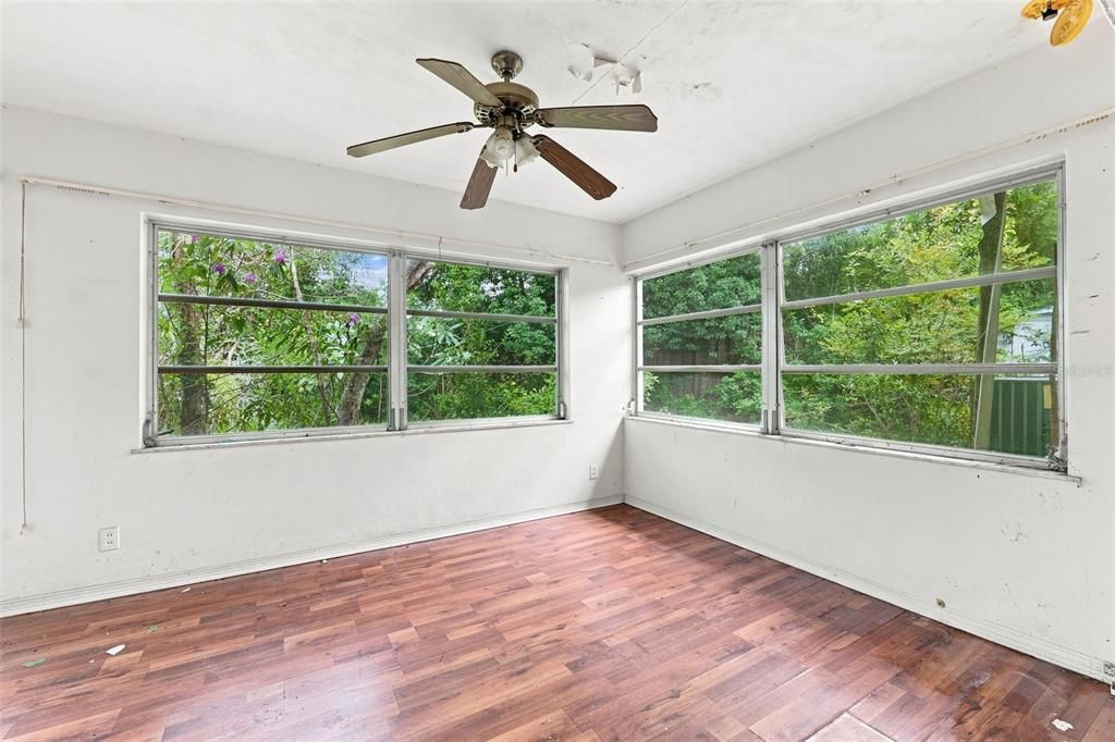 For Sale: $318,000 (2 beds, 2 baths, 926 Square Feet)