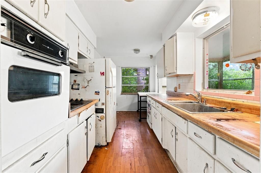 For Sale: $318,000 (2 beds, 2 baths, 926 Square Feet)