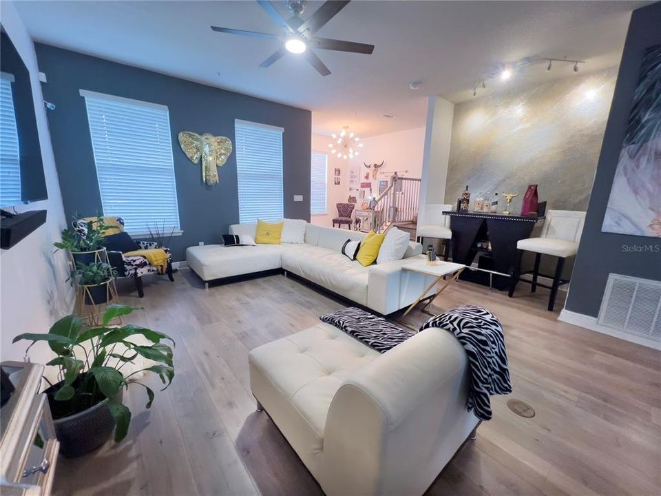 En Venta: $420,000 (3 camas, 3 baños, 2250 Pies cuadrados)