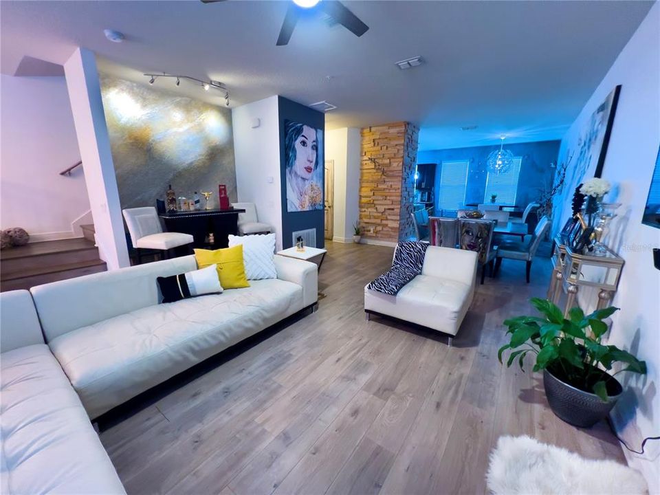 En Venta: $420,000 (3 camas, 3 baños, 2250 Pies cuadrados)
