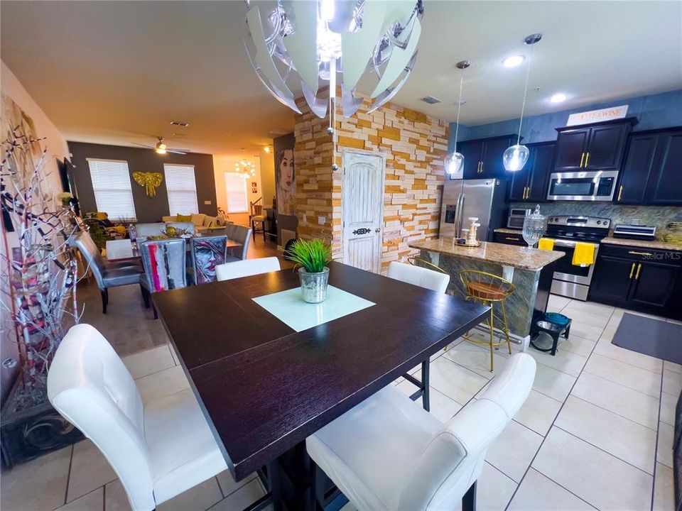 En Venta: $420,000 (3 camas, 3 baños, 2250 Pies cuadrados)
