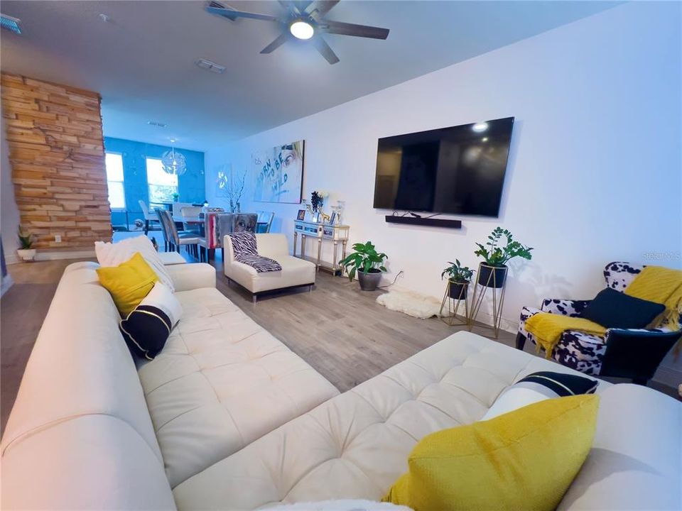 En Venta: $420,000 (3 camas, 3 baños, 2250 Pies cuadrados)