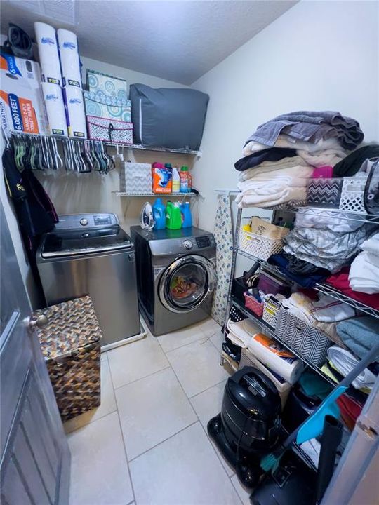 En Venta: $420,000 (3 camas, 3 baños, 2250 Pies cuadrados)