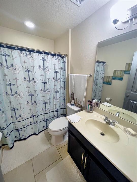 En Venta: $420,000 (3 camas, 3 baños, 2250 Pies cuadrados)