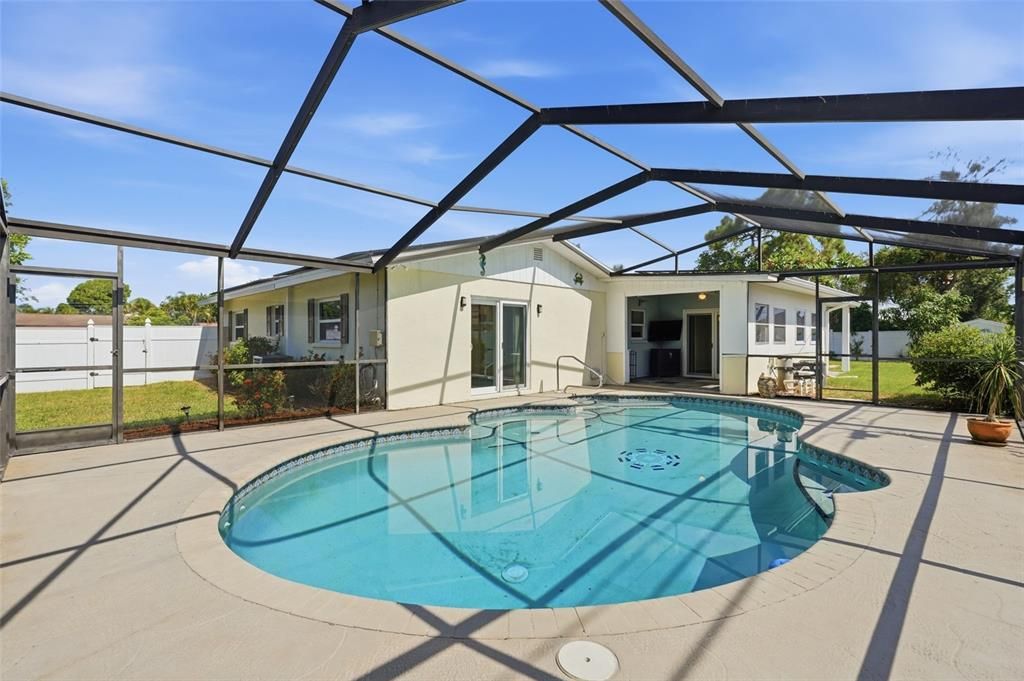 Active With Contract: $365,000 (3 beds, 2 baths, 1759 Square Feet)