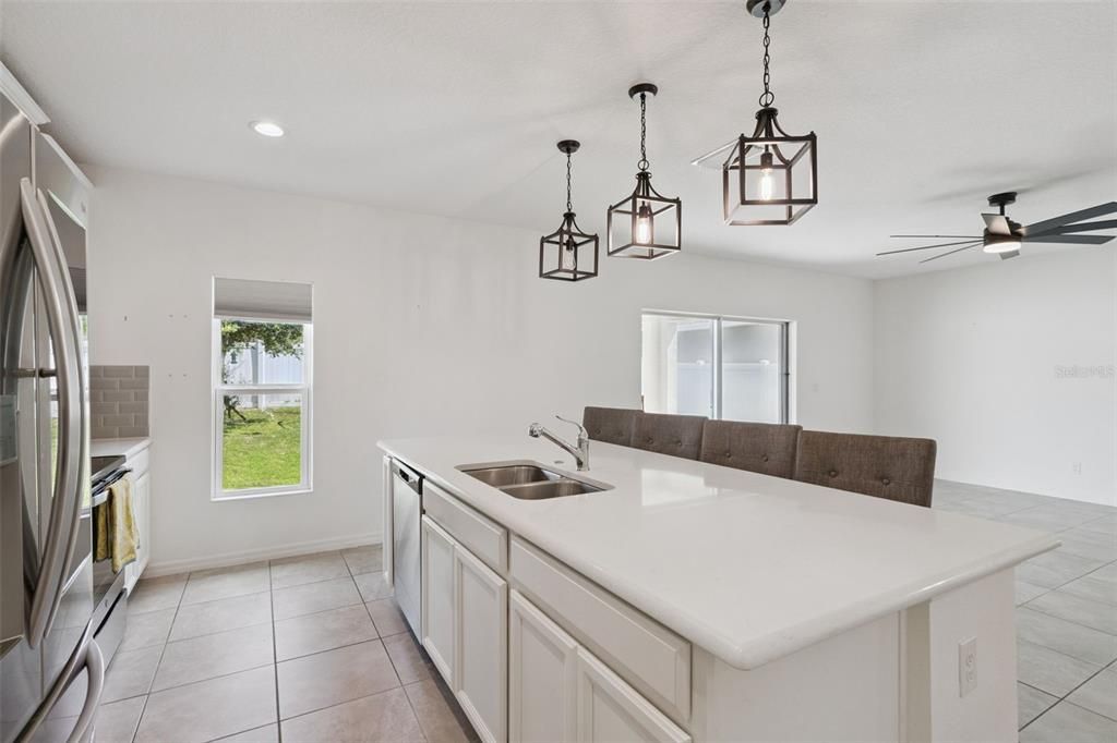En Venta: $389,900 (4 camas, 2 baños, 2390 Pies cuadrados)
