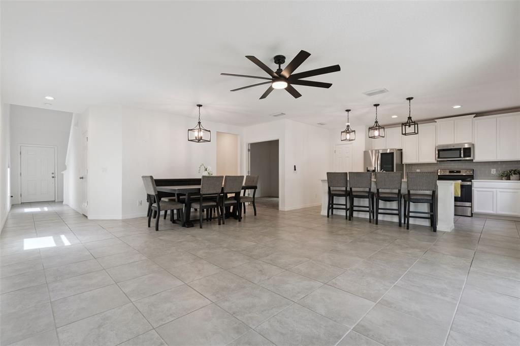 En Venta: $389,900 (4 camas, 2 baños, 2390 Pies cuadrados)