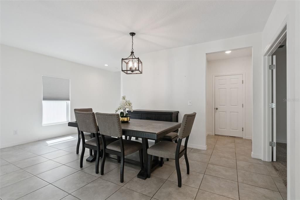 En Venta: $389,900 (4 camas, 2 baños, 2390 Pies cuadrados)