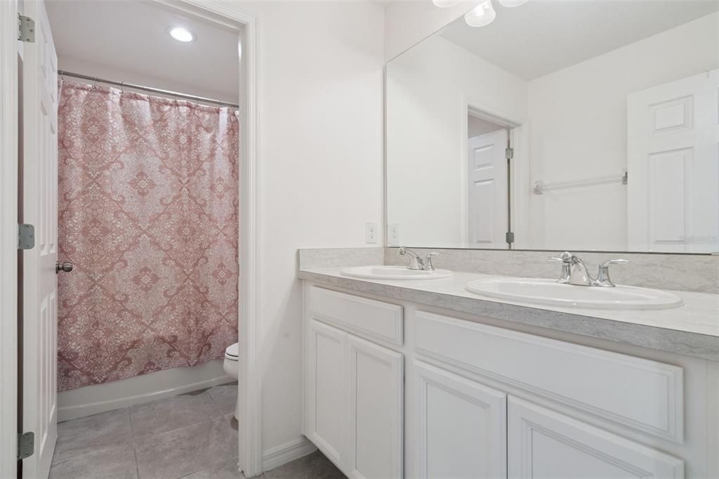 En Venta: $389,900 (4 camas, 2 baños, 2390 Pies cuadrados)
