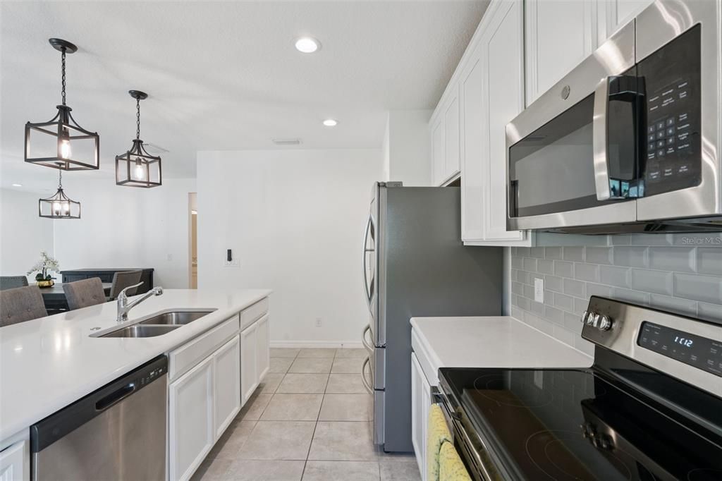 En Venta: $389,900 (4 camas, 2 baños, 2390 Pies cuadrados)