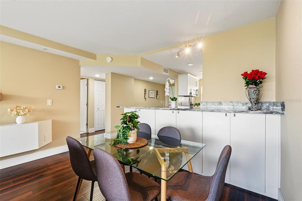 En Venta: $300,000 (2 camas, 2 baños, 960 Pies cuadrados)