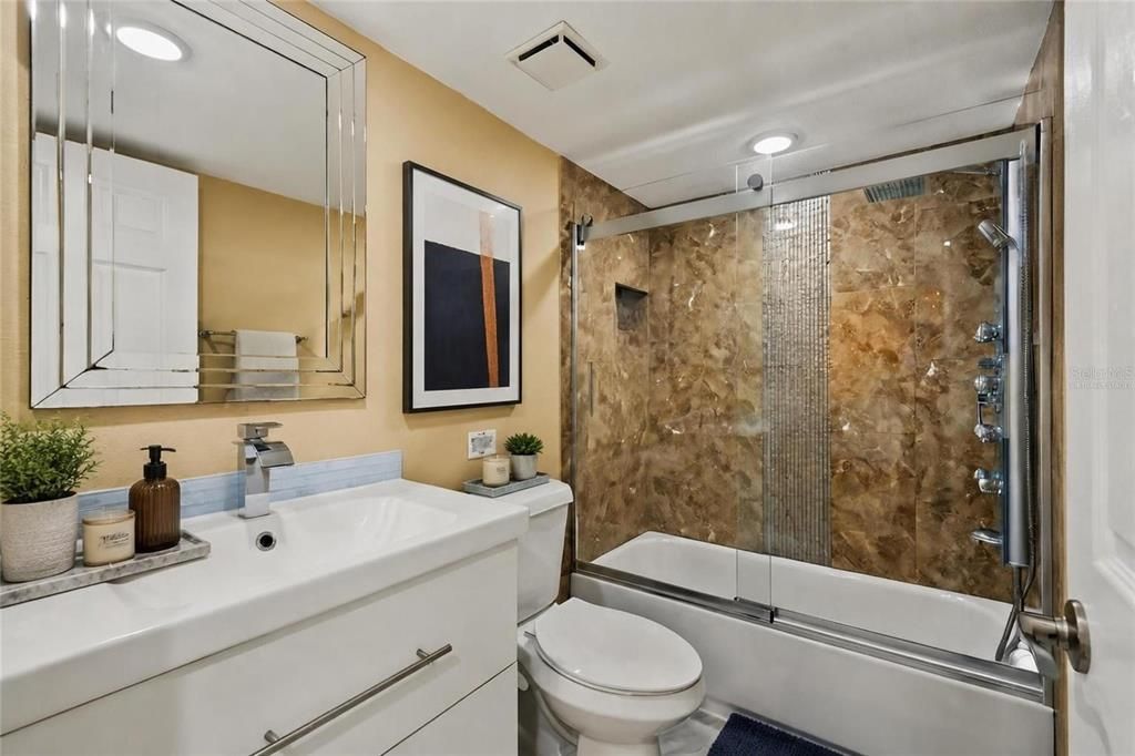 En Venta: $300,000 (2 camas, 2 baños, 960 Pies cuadrados)