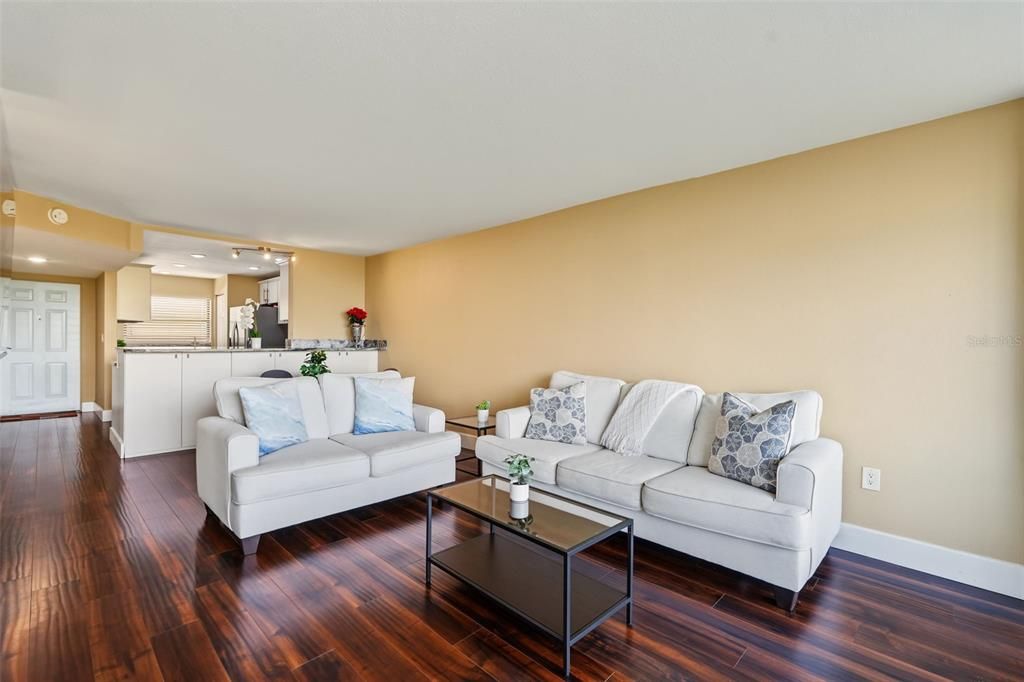 En Venta: $300,000 (2 camas, 2 baños, 960 Pies cuadrados)