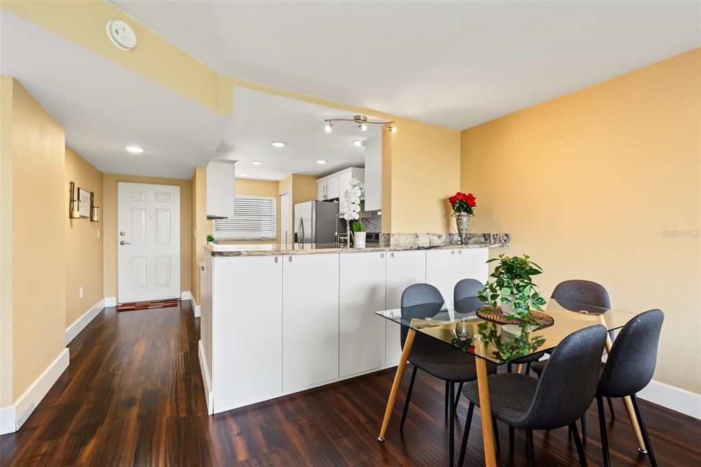 En Venta: $300,000 (2 camas, 2 baños, 960 Pies cuadrados)