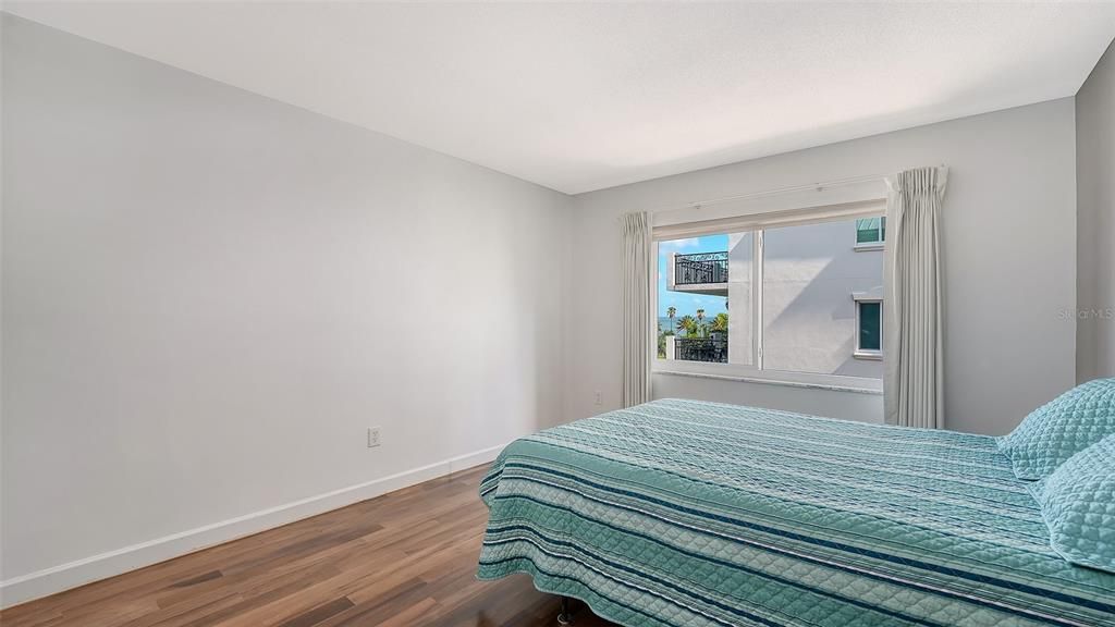 For Sale: $975,000 (2 beds, 2 baths, 1367 Square Feet)
