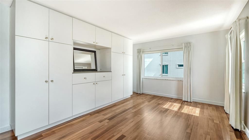 For Sale: $975,000 (2 beds, 2 baths, 1367 Square Feet)