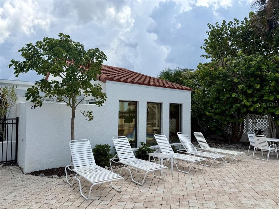 For Sale: $749,000 (2 beds, 2 baths, 1118 Square Feet)